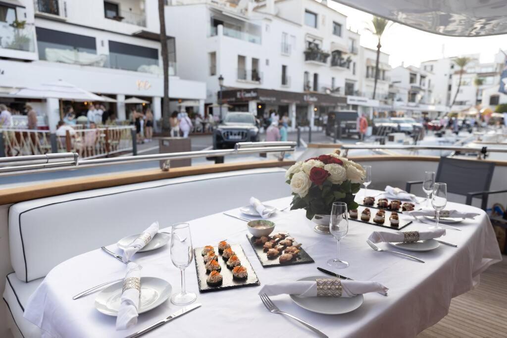Super Yacht Located In Puerto Banus Hotel na wodzie